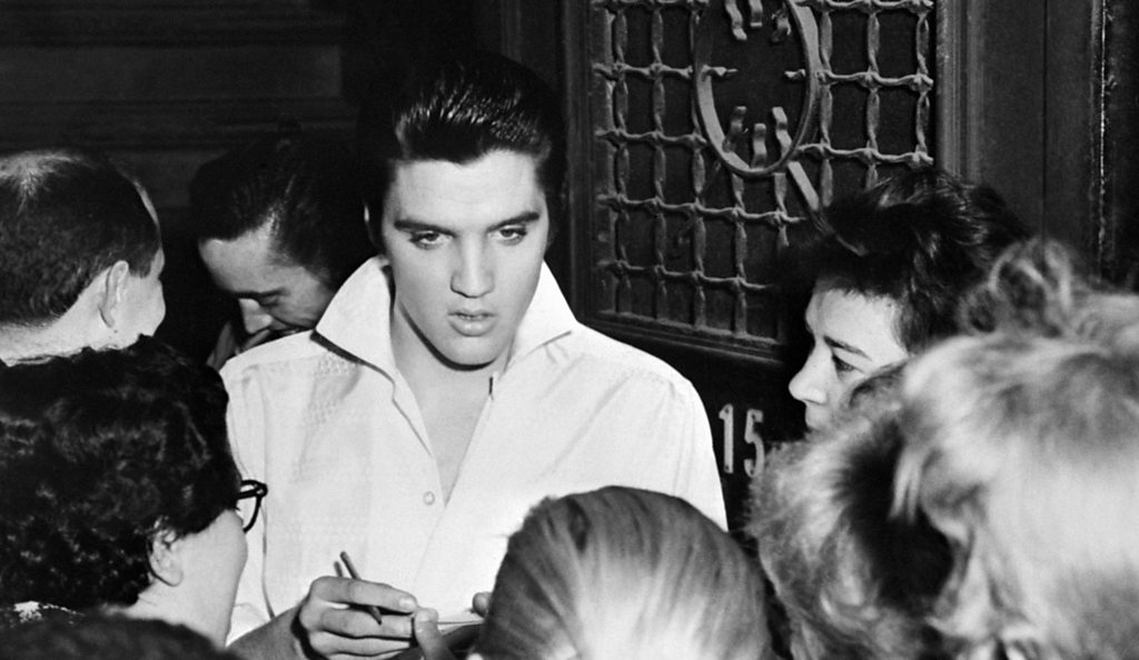 Elvis Presley: Thousands attend candlelit vigil at Graceland - Music ...