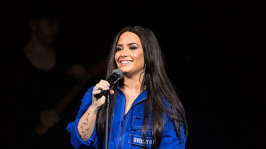 Demi Lovato brings Florida shooting survivors on stage